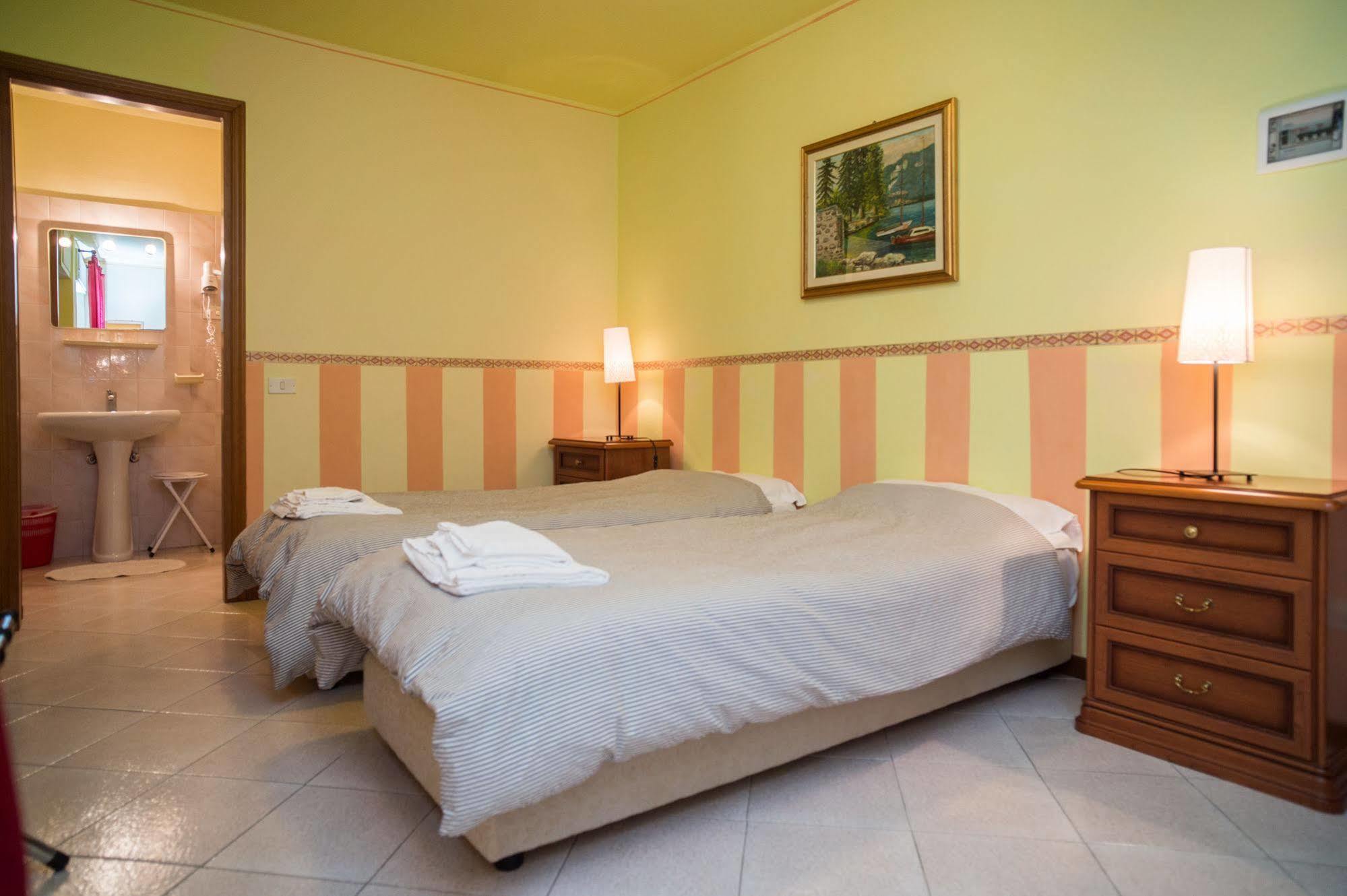 Madonna Della Neve Hotel Pettenasco Exterior photo